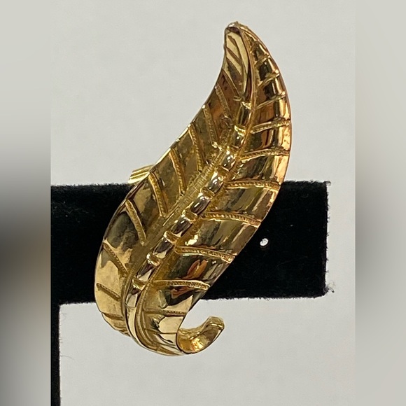 SARAH COVENTRY CLIP- ON EARRINGS IN GOLD. - Picture 2 of 8